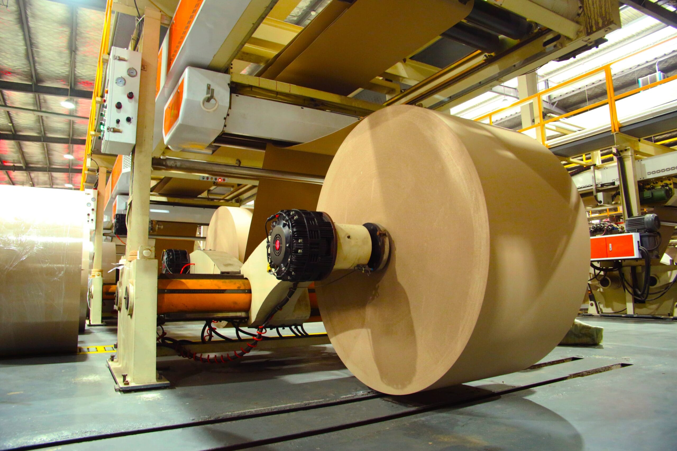 Eco-friendly paper rolls loading process for stable greyboard manufacturing and composite paperboard production