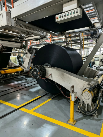 Single‑Sided Through‑Black Paperboard large jumbo roll on paper mill production machine, factory manufacturing of solid black core cardboard Single‑Sided Through‑Black Paperboard large jumbo roll on paper mill production machine, factory manufacturing of solid black core cardboard
